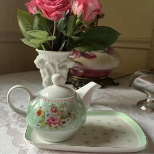 LK NW Grace's Teaware White
Flowery Teapot Mint Mini Dots & Lid W/ Platter